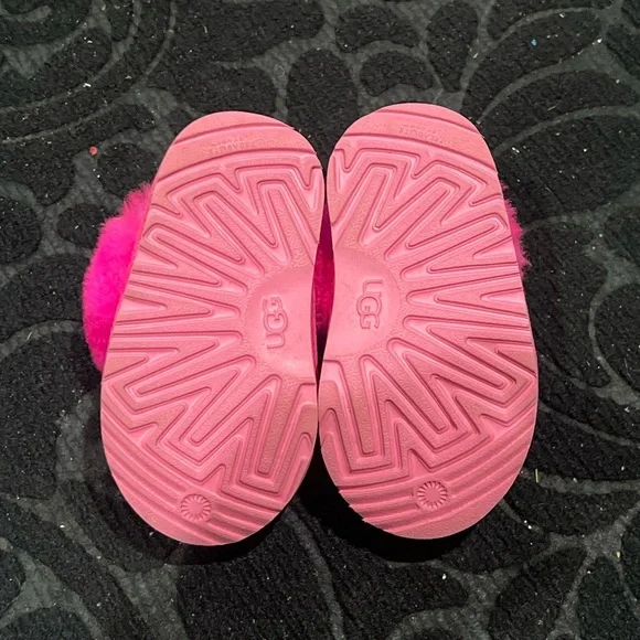 Ugg Funkette Toddlers Sheepskin Slippers Rock Rose Pink
Size 6T Little Kids Uggs - Picture 2 of 4